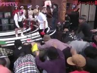 《透明跳箱》下载mp4，艺人们在透明箱子里自由跳跃